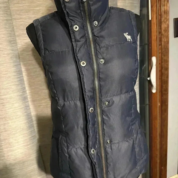 Abercrombie Puffer Vest - Picture 2 of 10